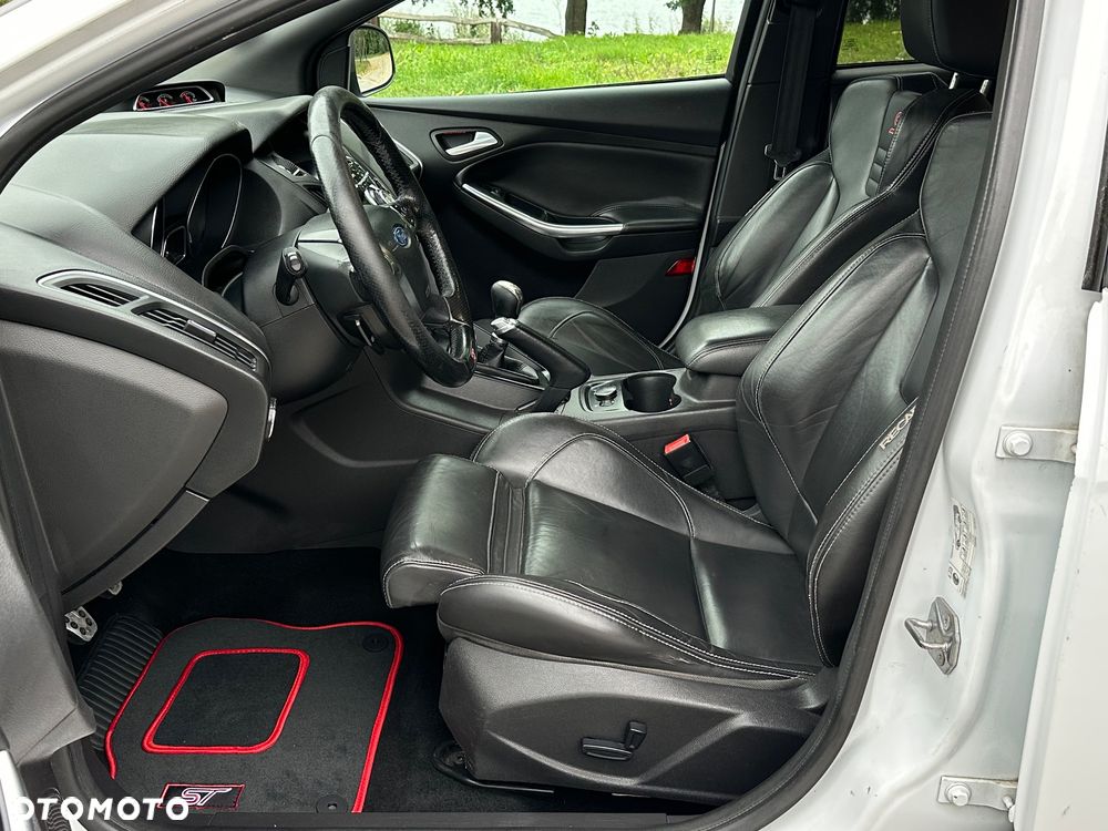 Ford Focus ST - 12