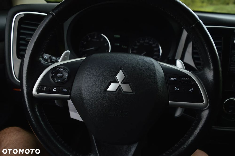 Mitsubishi Outlander 2.0 Intense + Navi 4WD CVT - 29