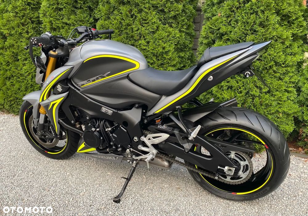 Suzuki GSX - 6