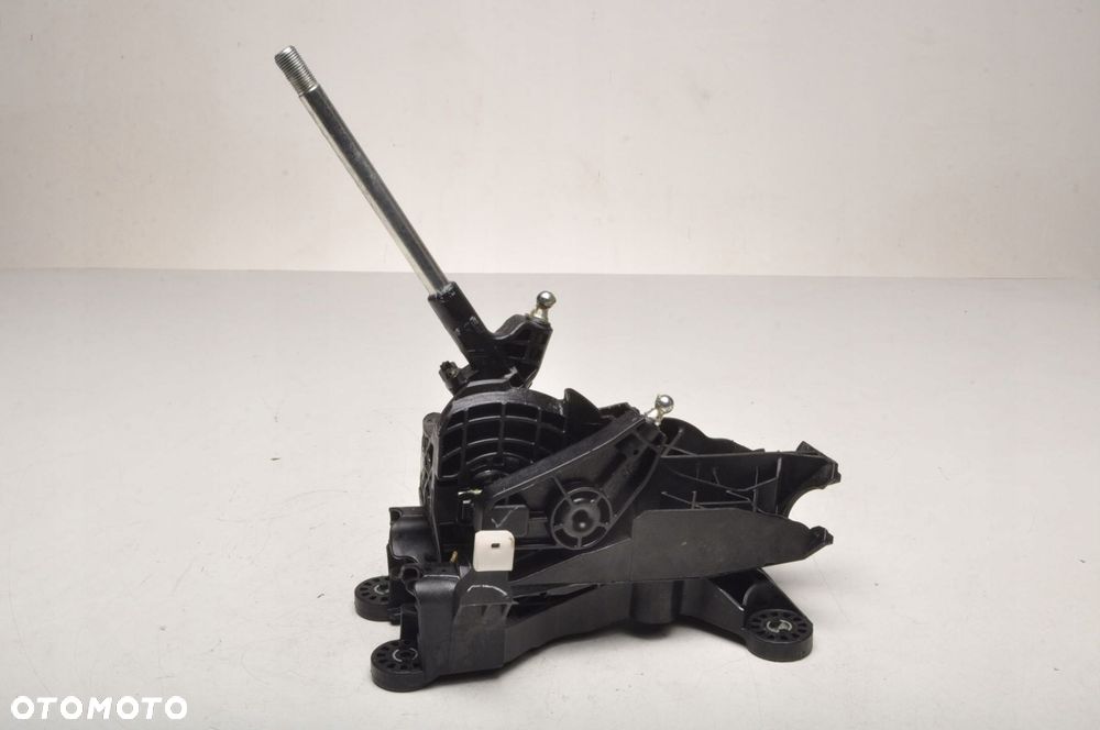 FORD FIESTA MK8 WYBIERAK LEWAREK SKRZYNI BIEGÓW ANGLIK H1BR-7C453-EAE