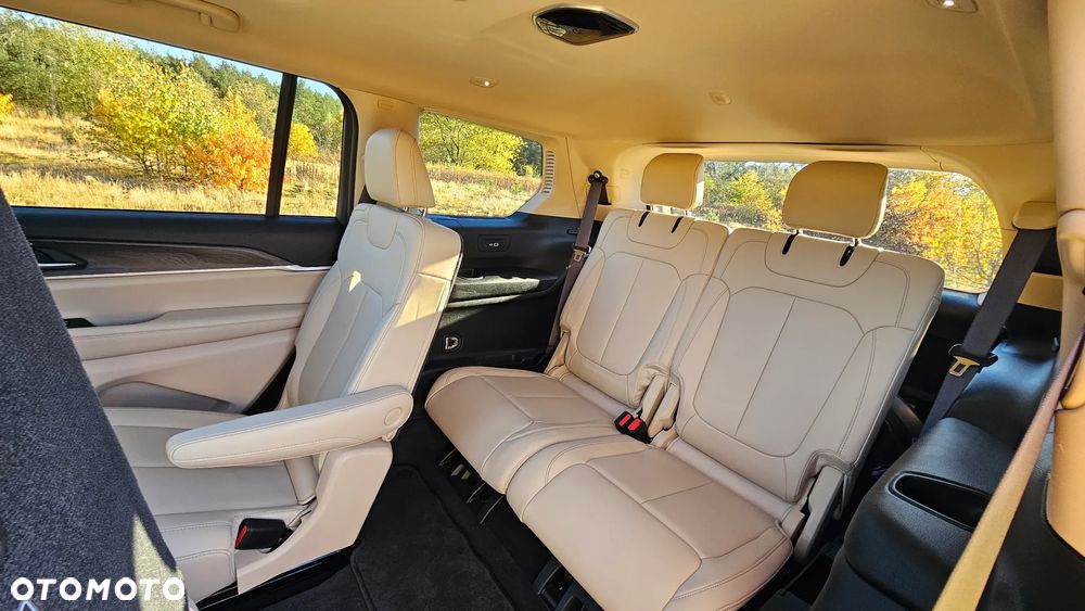 Jeep Grand Cherokee - 31