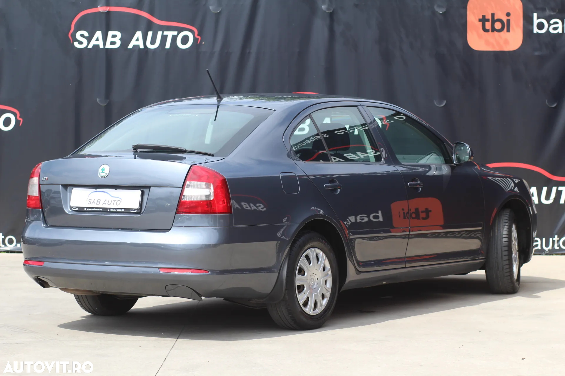 Skoda Octavia 1.6 Ambiente - 12