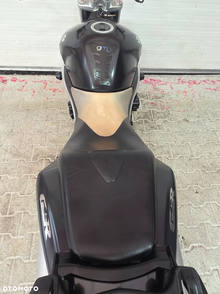 Suzuki GSR - 26