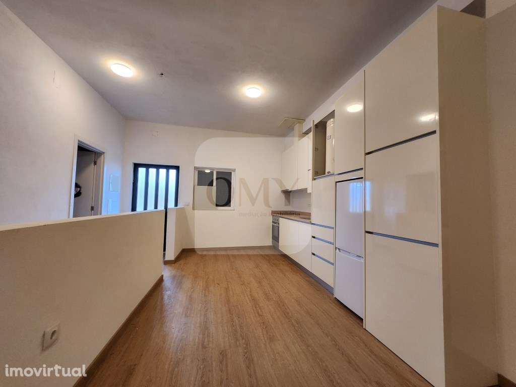 Imóveis Arrendados | Duas Moradias Geminadas e Terreno Adjacente - Grande imagem: 2/13