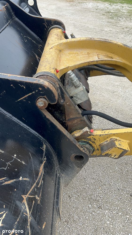 Caterpillar Ładowarka łamana 906M Cat łyżka widły 907 908 5 6 ton SZYBKOZŁĄCZE HYDRAULICZNE dodatkowe linie ZAMIATARKA za dopłatą - 29