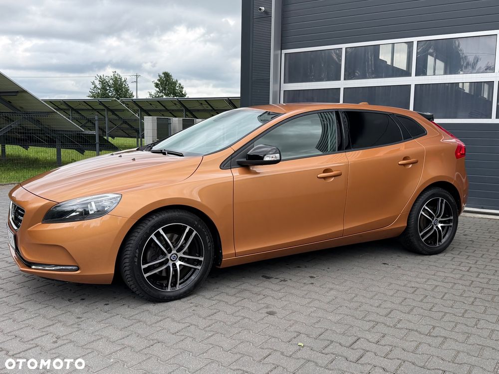 Volvo V40 T3 R Design - 4