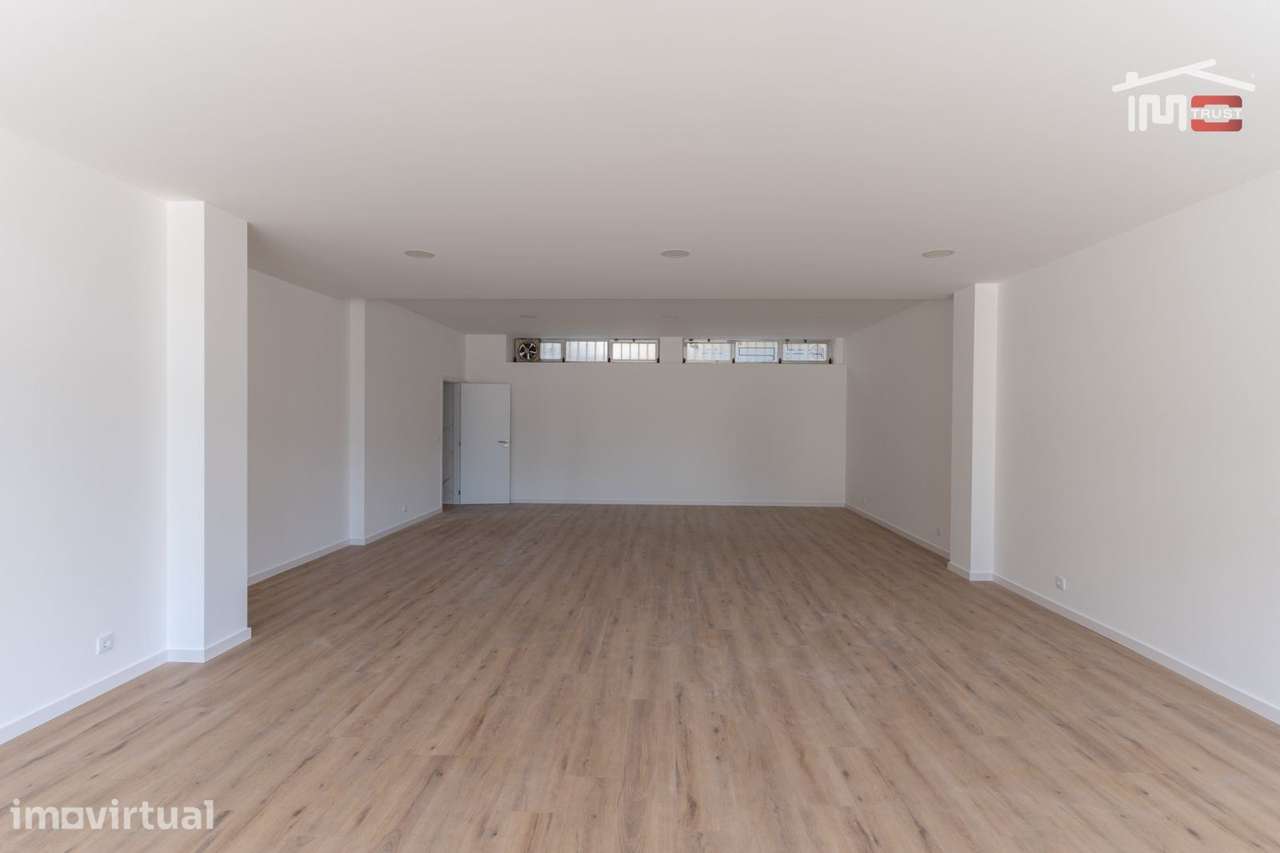 LOJA PARA COMERCIO TOTALMENTE REMODELADA JUNTO AO TRIBUNAL DE OUREM - Grande imagem: 5/10