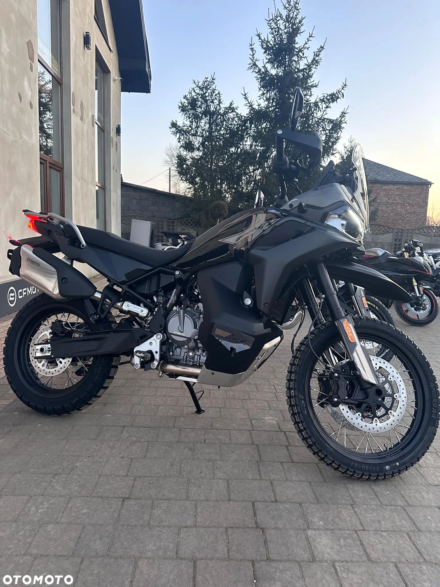 CFMoto MT - 1