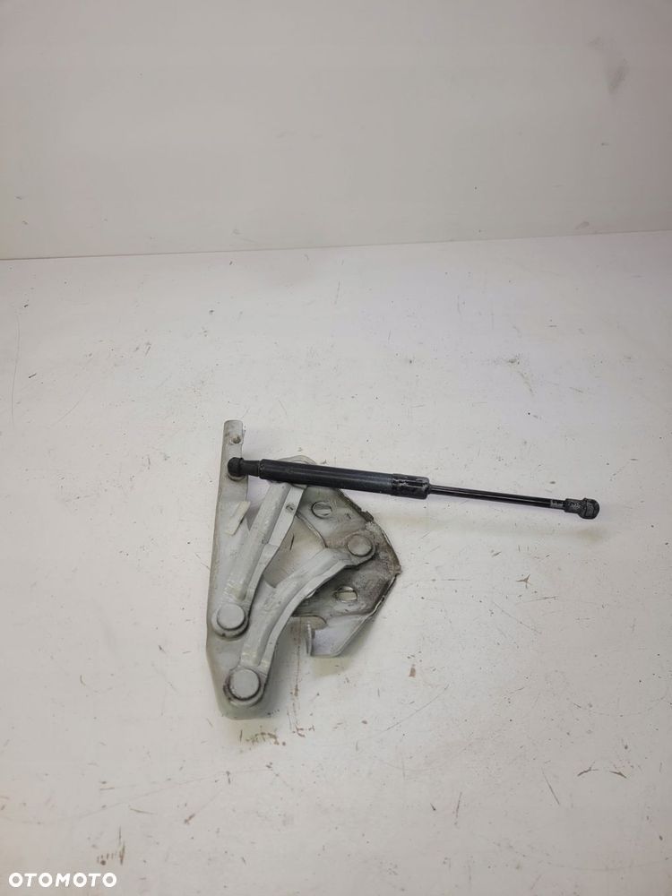 ZAWIAS MASKI PRAWY AUDI A1 8X 8X0823302 - 3