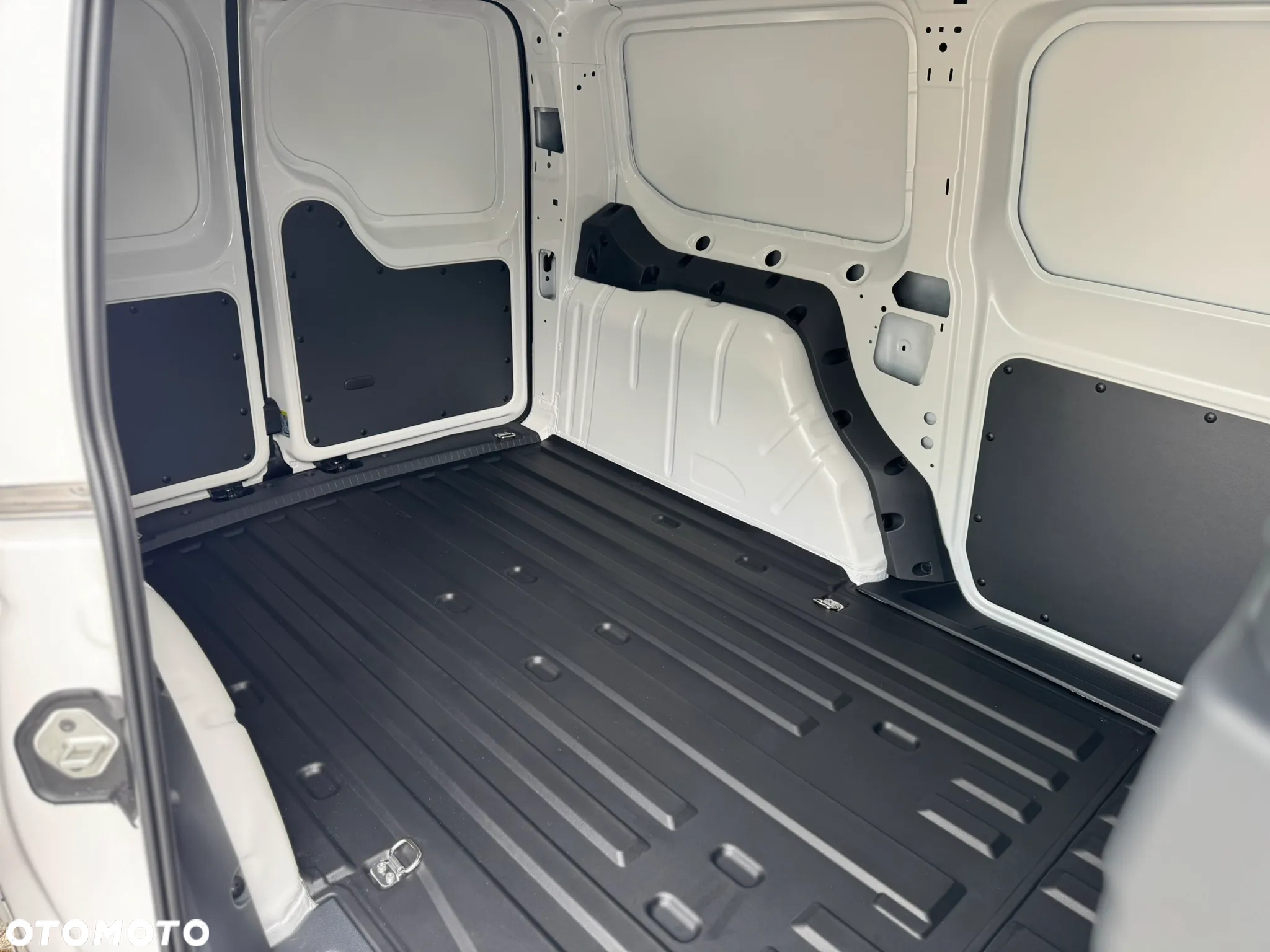 Volkswagen Caddy Maxi Cargo - 6