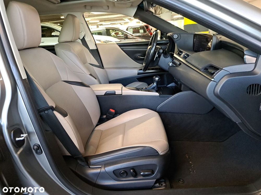 Lexus ES 300h Business Edition + - 17