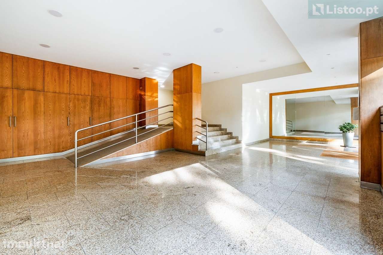Apartamento T2 Renovado c/ Varanda e Garagem - Grande imagem: 3/25
