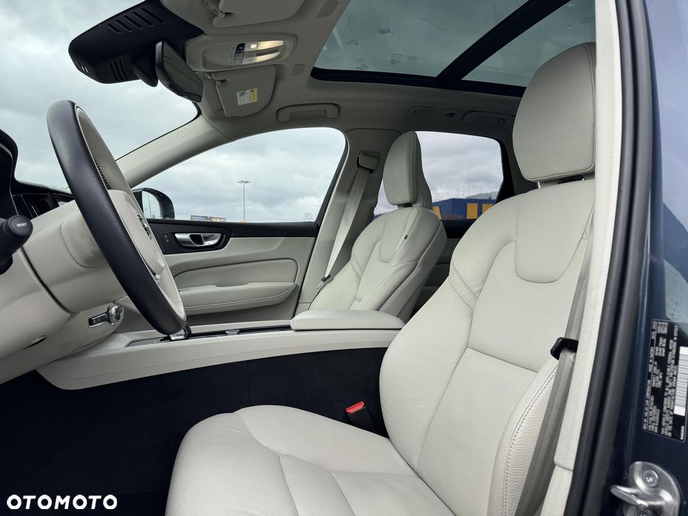 Volvo XC 60 B5 D AWD Plus Dark - 25