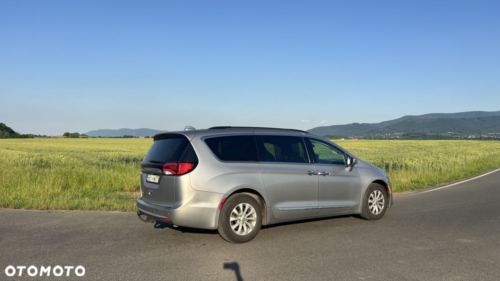 Chrysler Pacifica - 2