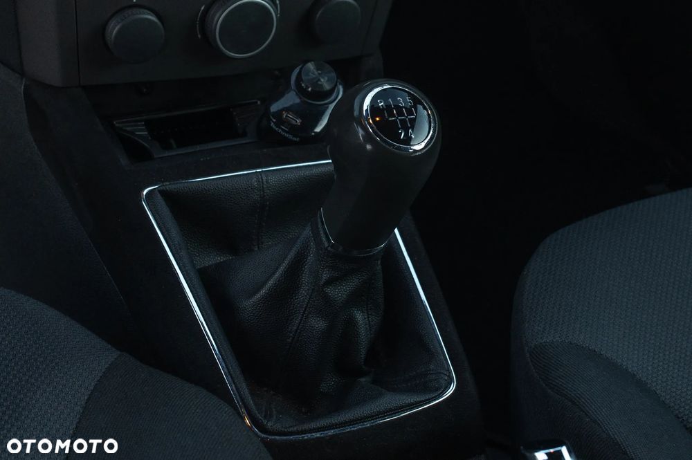 Opel Astra III GTC 1.6 Enjoy - 27