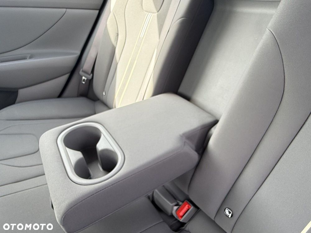 Hyundai Elantra 1.6 Smart CVT - 23