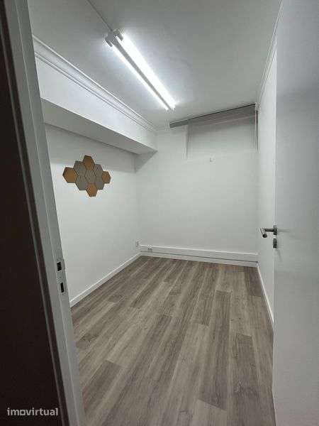 Arrenda-se gabinetes em cabeleireiro . - Grande imagem: 3/5