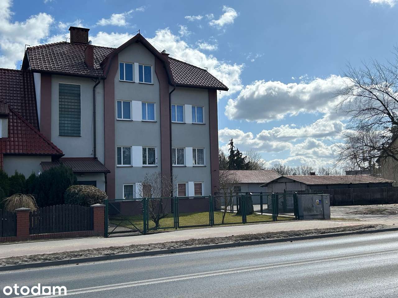 Budynki z parkingami i dużą działką w mieście - Pełny obrazek: 2/12