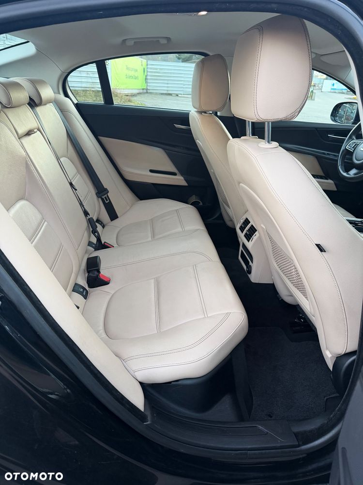 Jaguar XE 2.0 D Prestige - 16