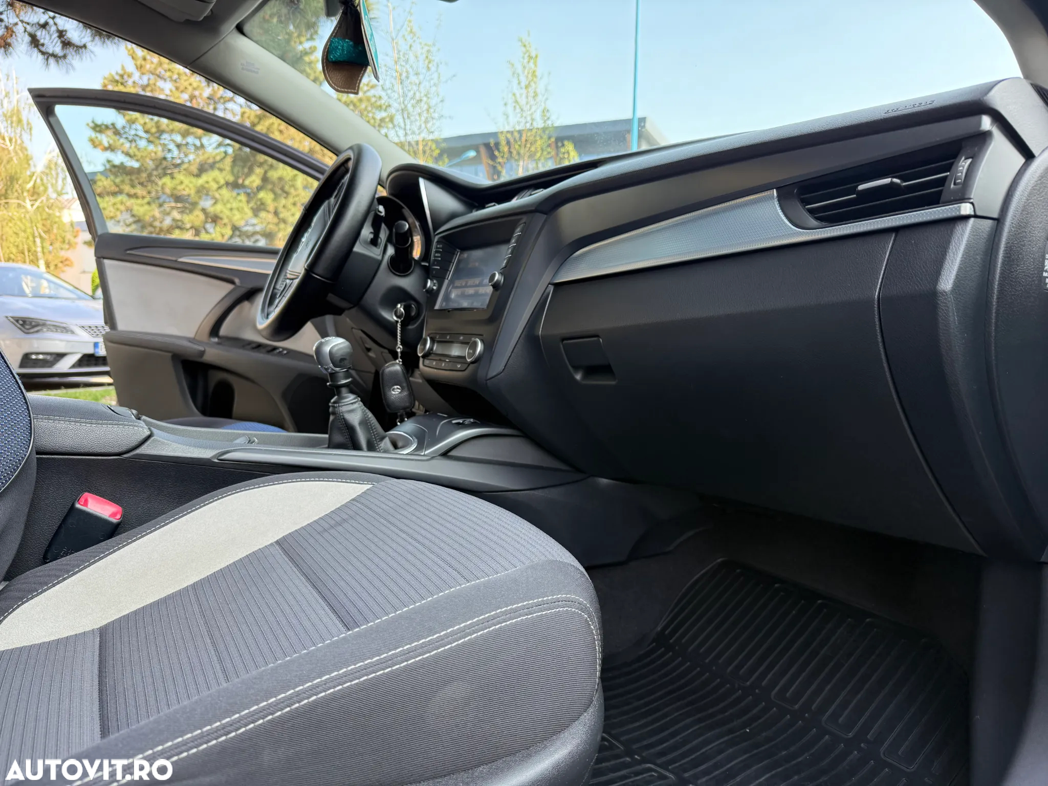 Toyota Avensis 2.0 D-4D Executive - 9
