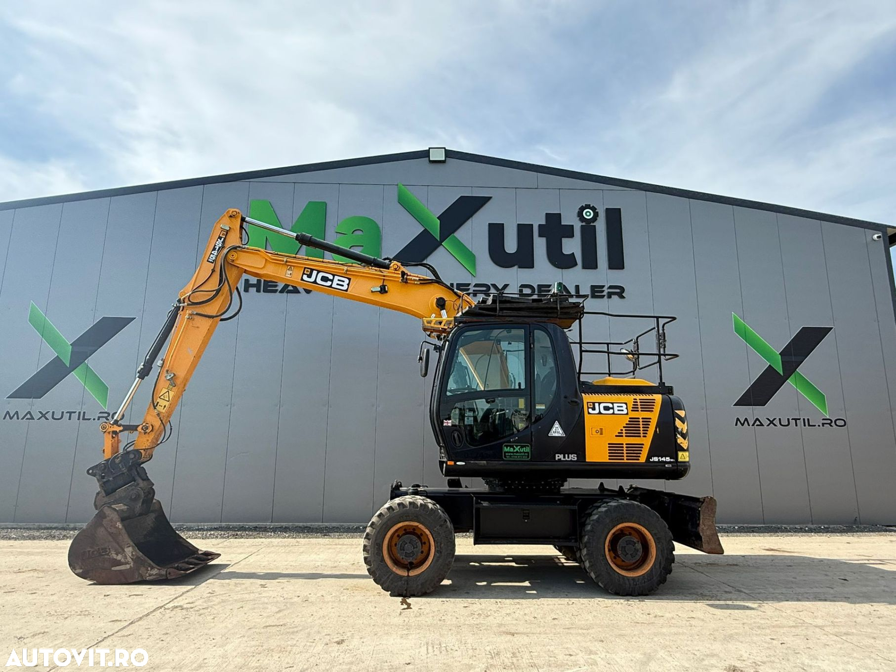 JCB JS 145 Excavator pe Roti - 2