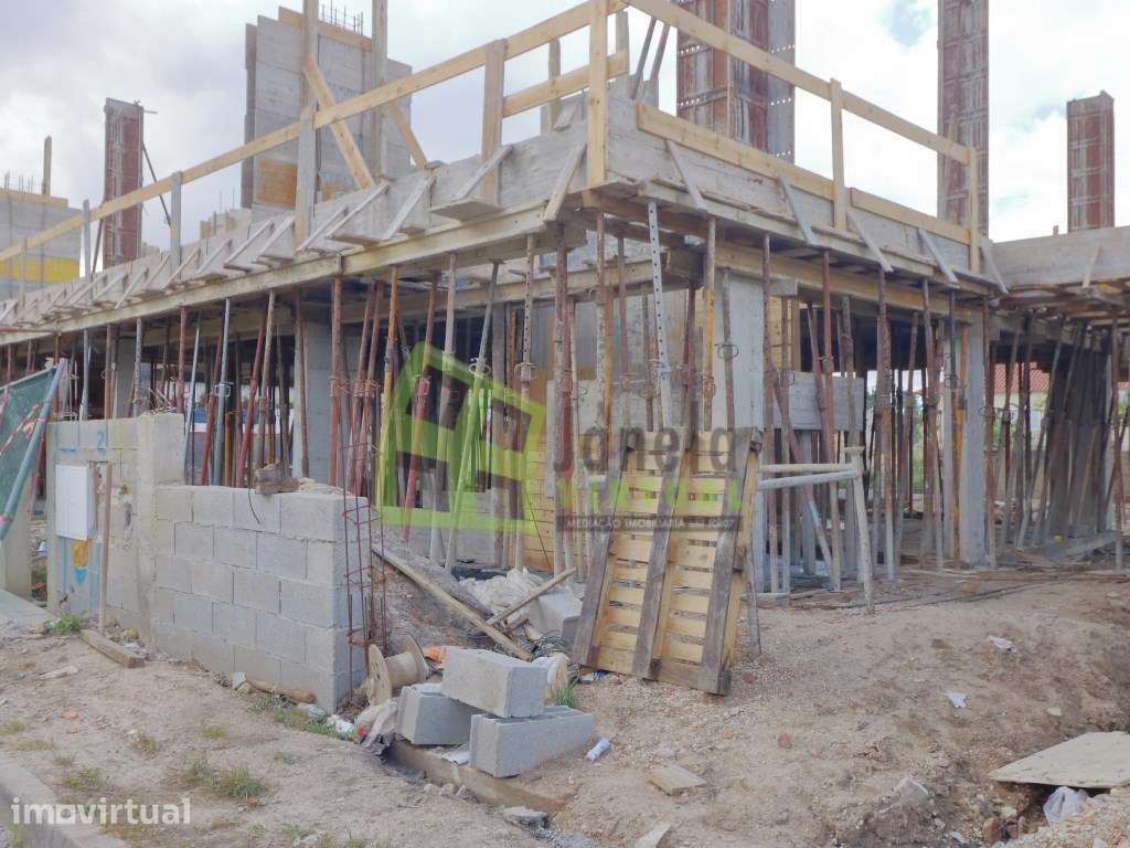 Moradia Geminada T4 com Piscina | Quinta das Laranjeiras, Fernão Ferro - Grande imagem: 2/19