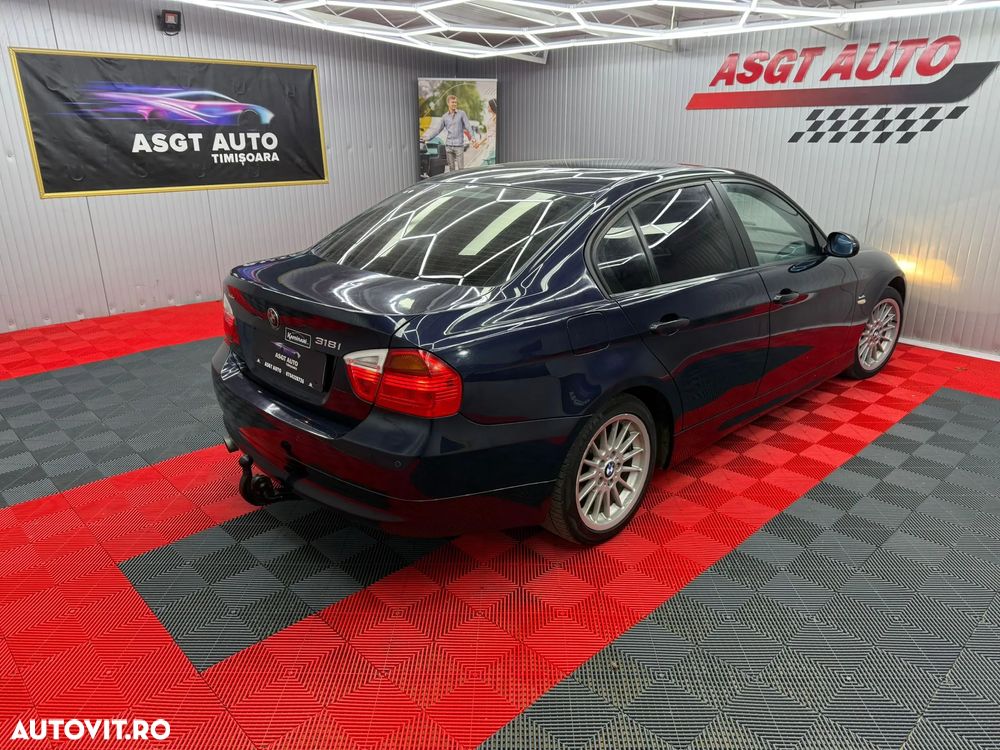 BMW Seria 3 318i Touring - 9
