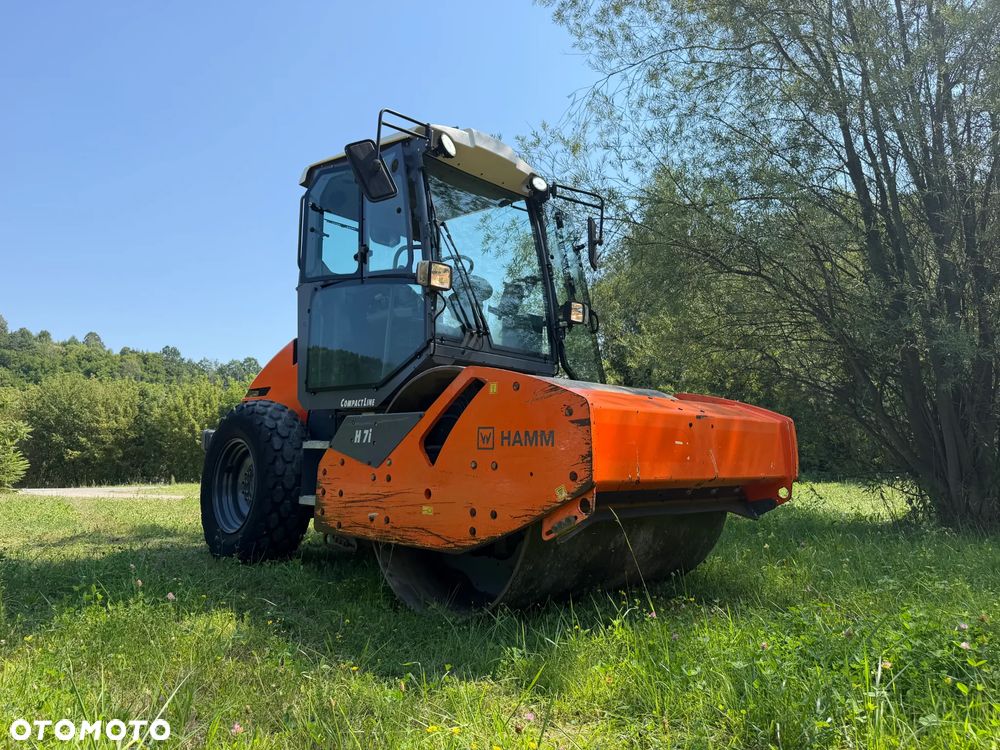Hamm H 7i Walec Terenowo Drogowy Guma Stal. 6,5 tony 8ton. Import Norwegia 2017 rok. 1600 mtg. silnik KUBOTA 4cyl. Maszyna nie różni się od Nowej z salonu! Klimatyzacja wentylacja. Serwisy w Dekra AKTUALNE. Zero zniszczeń IGŁA !! Gotowy do długiej pracy. Po dużych serwisach eksploatacyjnych w Norwegii. Walec z Upadłości od pierwszego właściciela. Jego historia od nowosci to jedna inwestycja miejska! Jedyna taka okazja! Szerokość 168cm. Bardzo mały walec a moc Potężna! Full Wypas Wersja Norweska. Opony piękny stan. Ani deka luzów i wycieków. OKAZJA - 35