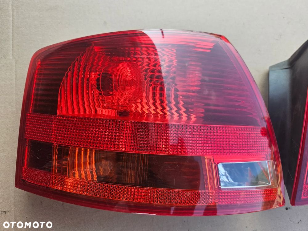 Audi A4 B7 kombi lampa tył tylna prawa  8E9945095E