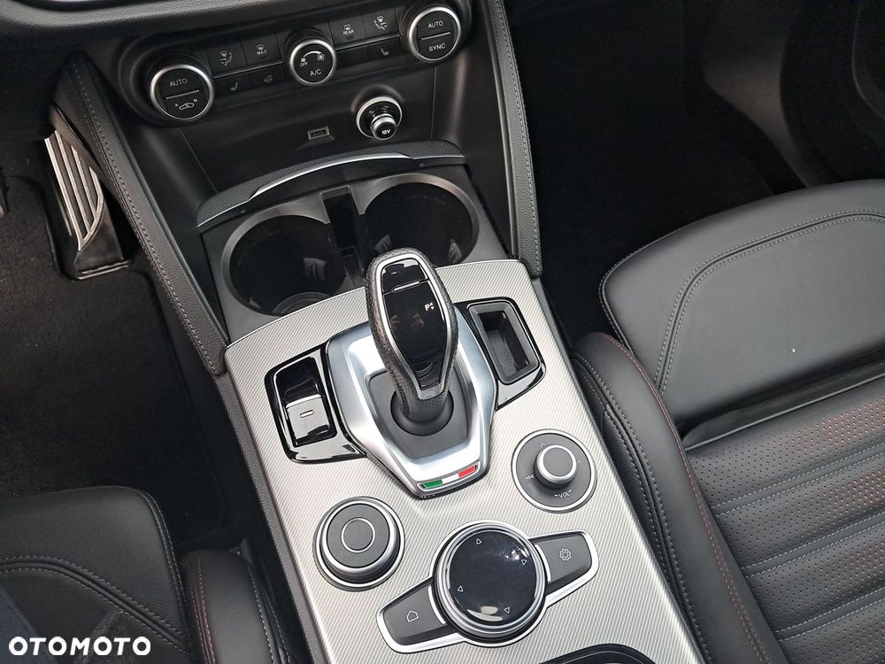 Alfa Romeo Stelvio - 13