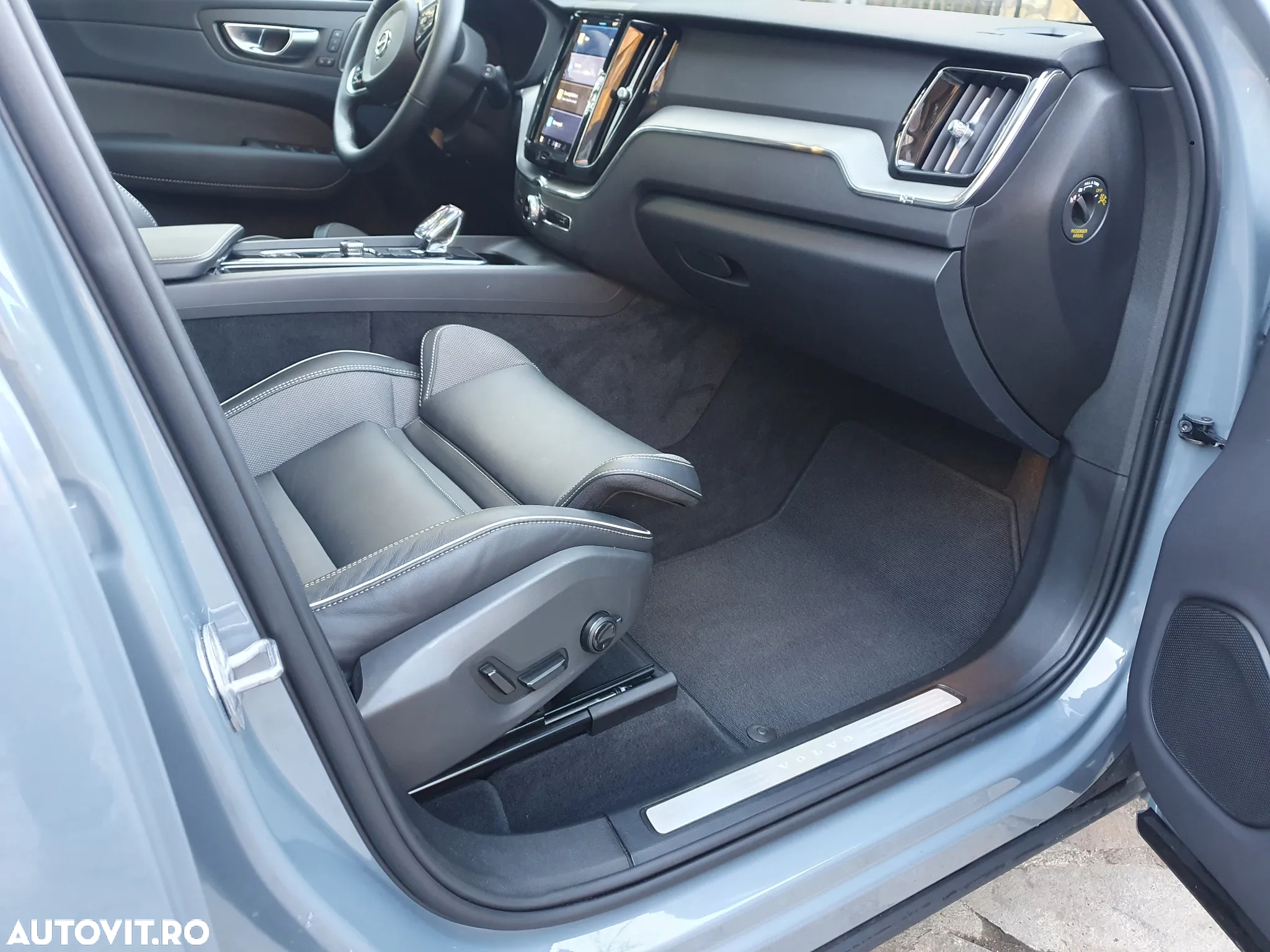 Volvo XC 60 B4 MHEV AT FWD Plus Dark - 6