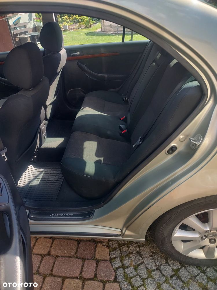 Toyota Avensis 1.8 VVT-i Sol - 9