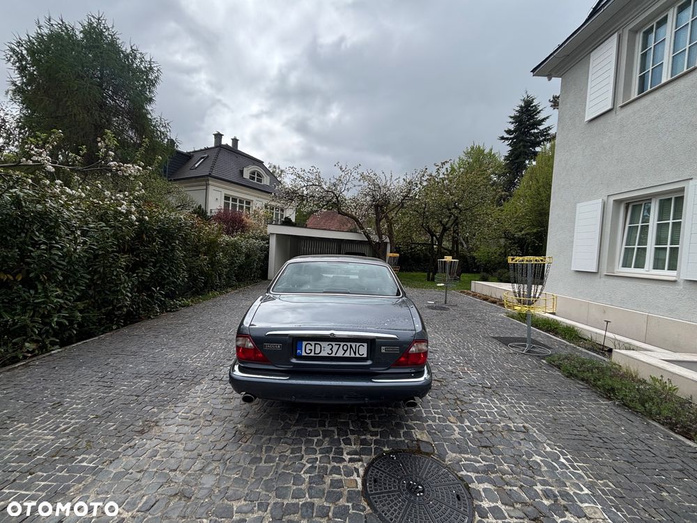 Jaguar XJ - 8