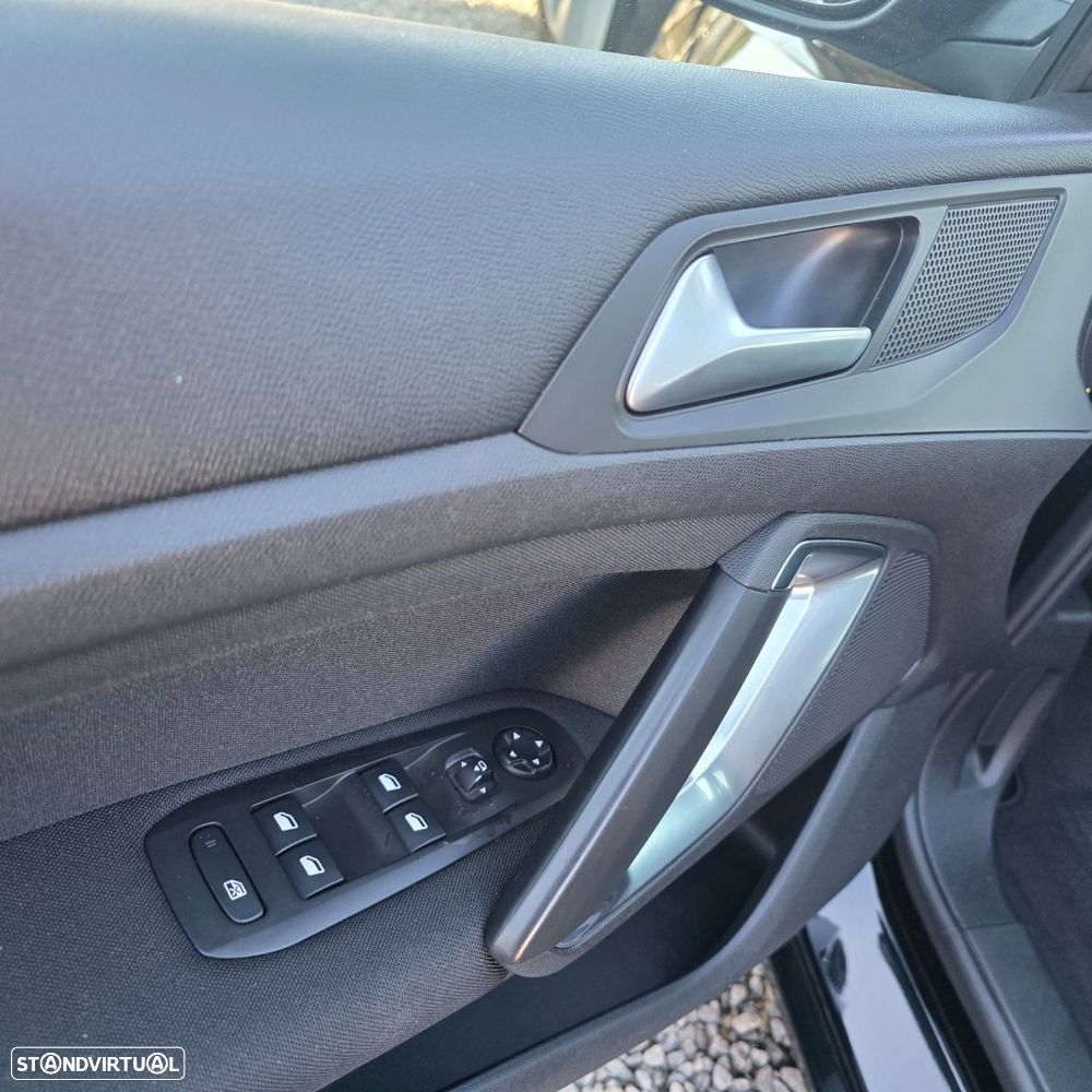 Peugeot 308 1.2 PureTech Style J17 - 17