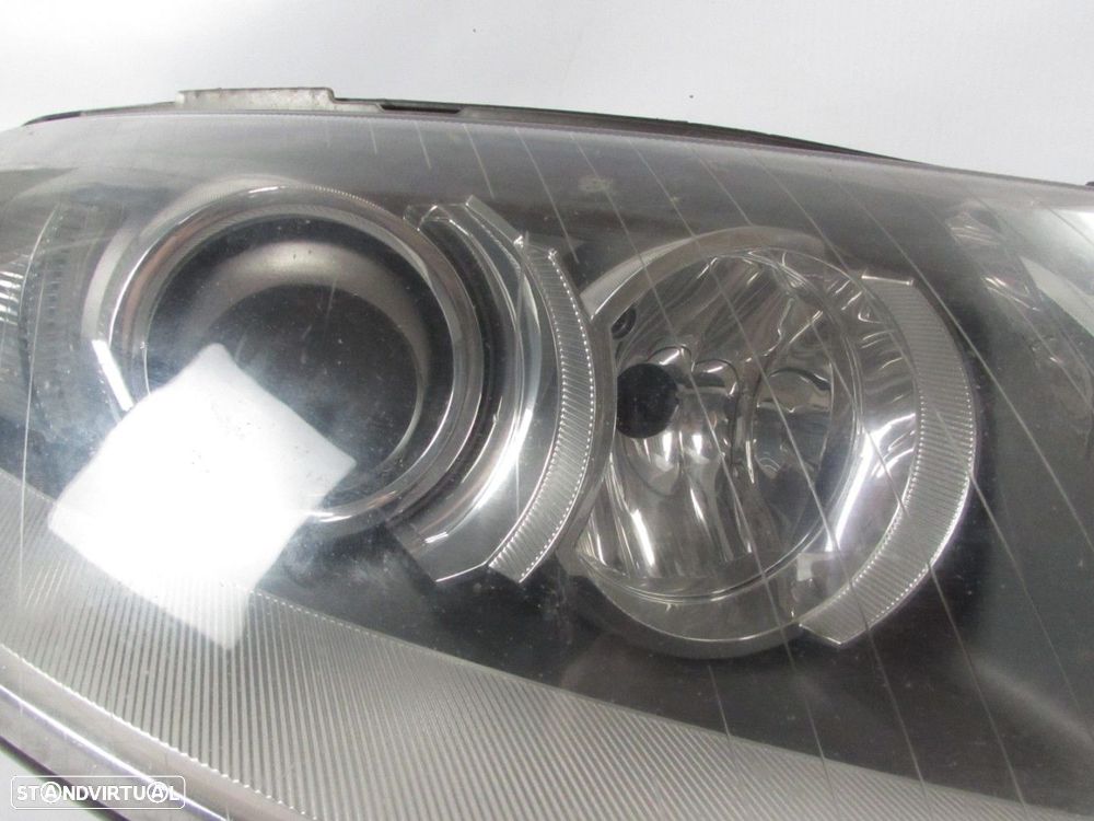 Farol Xenon Direito Seminovo/ Original AUDI A6 (4F2, C6)/AUDI A6 Avant (4F5, C6) - 2
