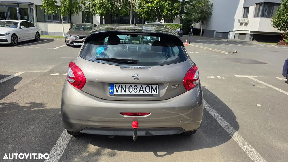 Peugeot 208 - 8