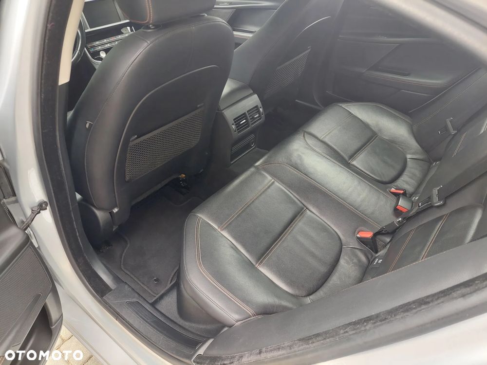 Jaguar XE 2.0 D AWD Prestige - 10