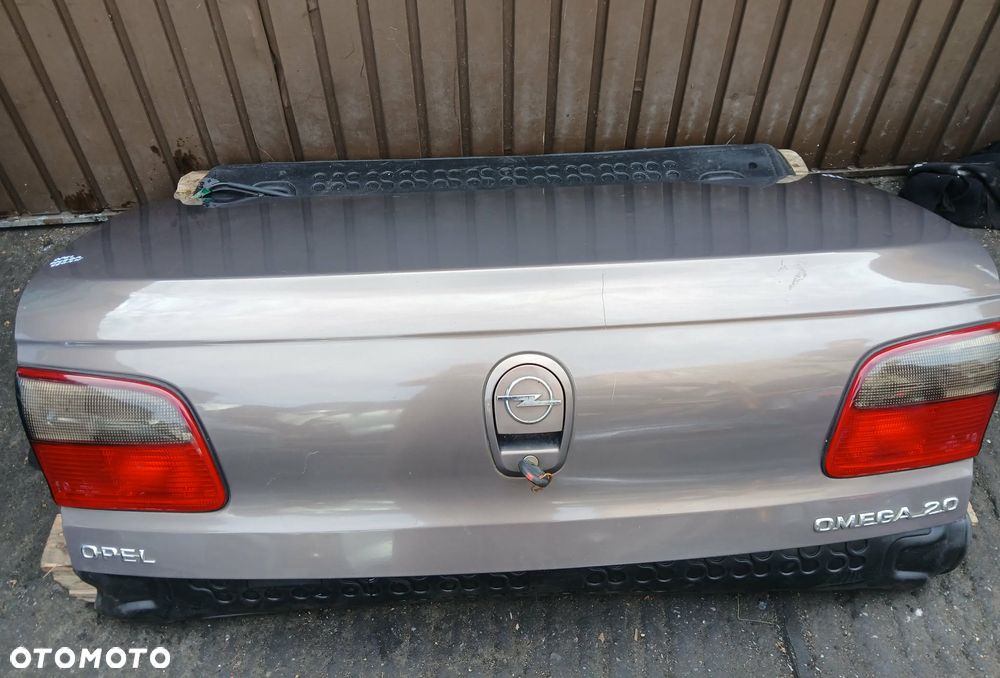 Opel Omega sedan klapa bagażnika - 1