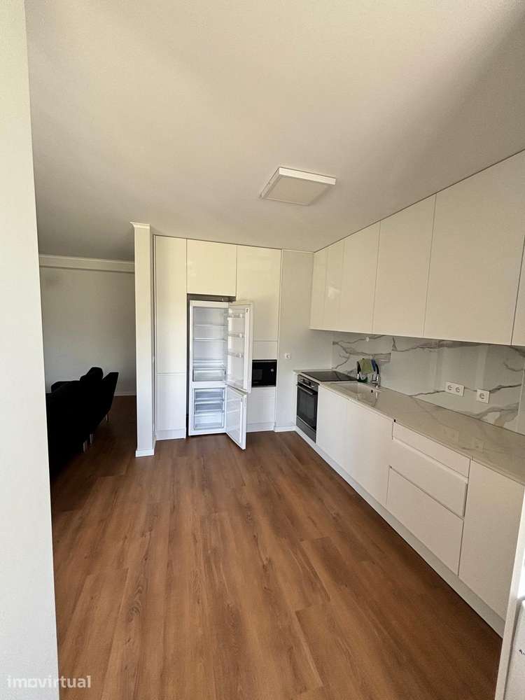 T2 Renovado com Garagem e Elevador – Rua Paul Harris, Alvalade - Grande imagem: 5/21