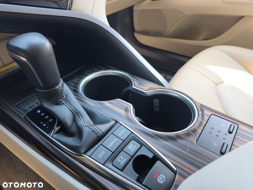 Toyota Camry 2.5 Hybrid Executive CVT - 21