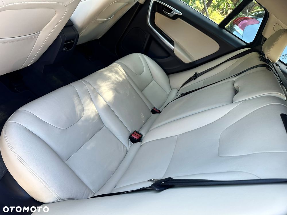 Volvo V60 D4 Momentum - 29