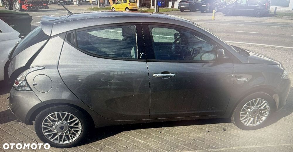 Lancia Ypsilon 1.2 8V Gold - 8