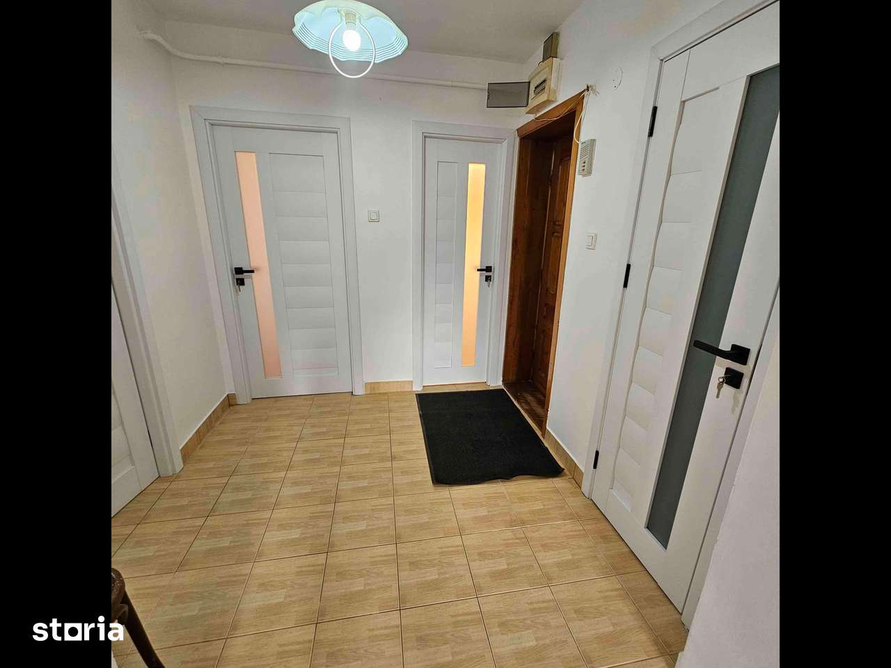 Apartament centru cu 4 camere, 2 bai, etaj 2 — fotografia 3