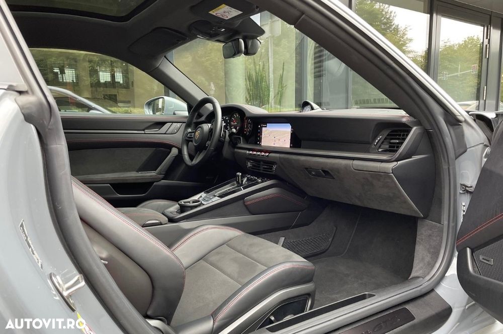 Porsche 911 Carrera 4 GTS PDK - 5