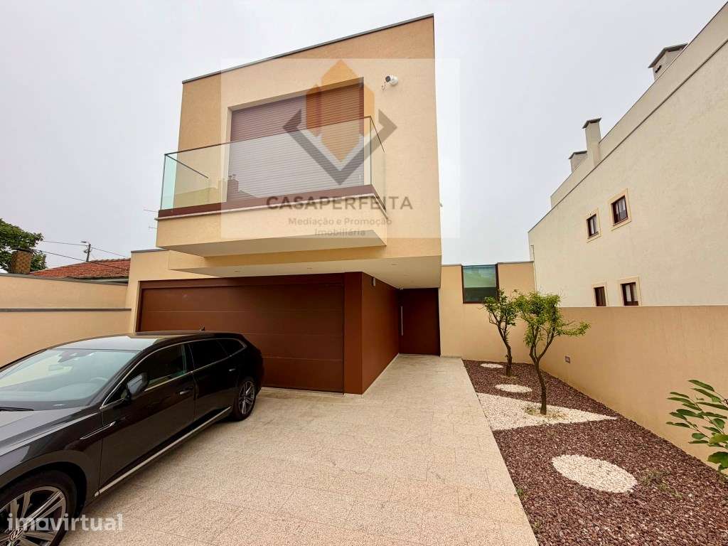 Moradia T4 De Luxo com 4 Frentes, Jardim Interior, Terraço e Piscin... - Grande imagem: 2/45