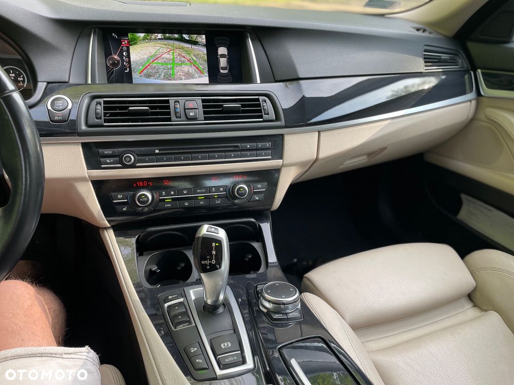 BMW Seria 5 525d xDrive - 14