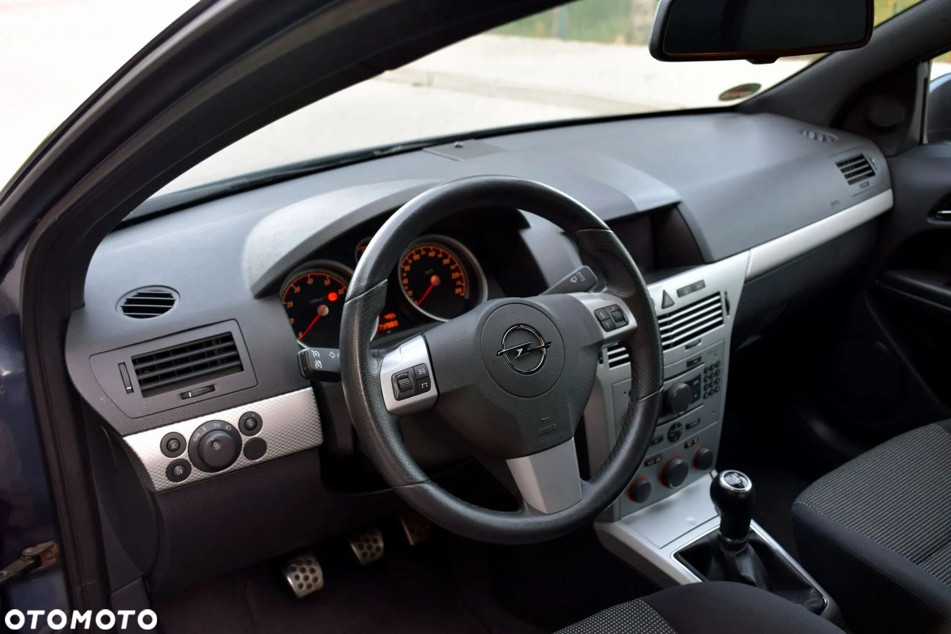 Opel Astra III GTC 1.6 Cosmo - 12