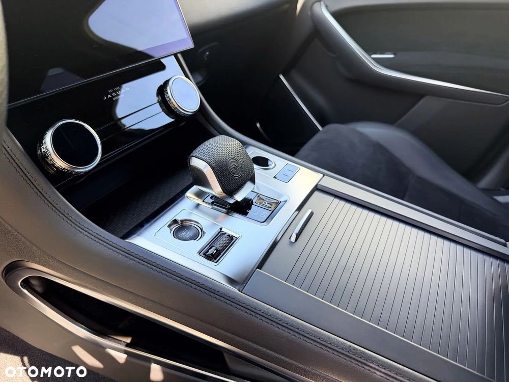 Jaguar F-Pace P550 AWD SVR - 16