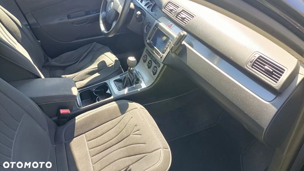 Volkswagen Passat 1.6 FSI Comfortline - 2