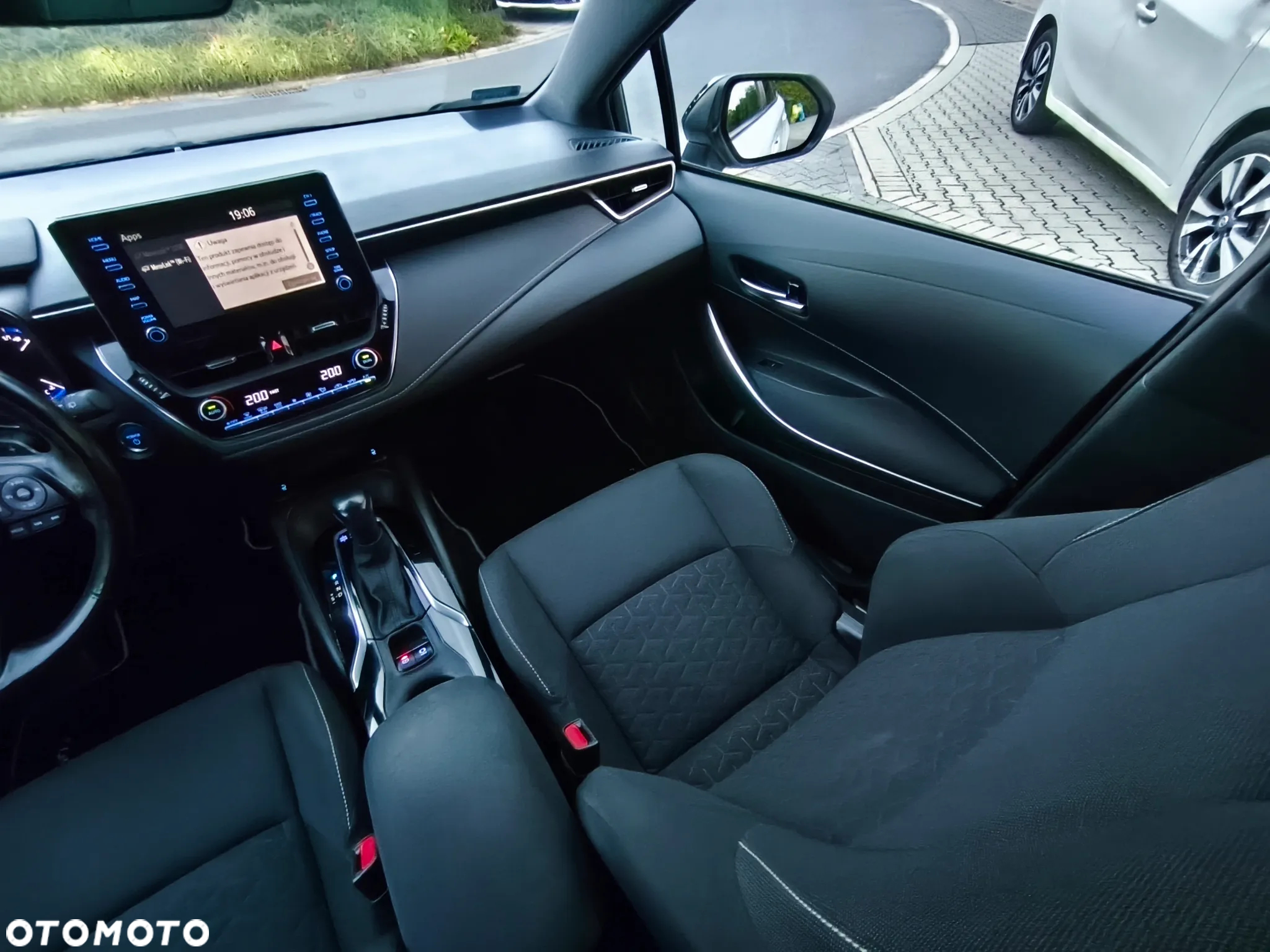 Toyota Corolla 2.0 Hybrid Trek - 33